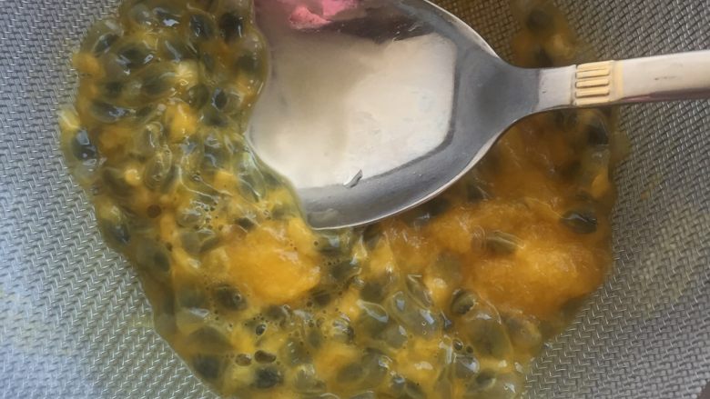 百香果慕斯,百香果过滤出汁！