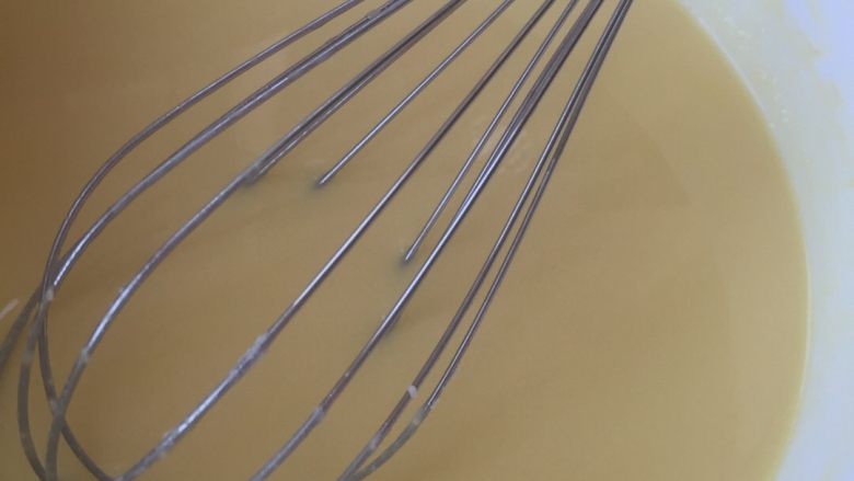 百香果慕斯,吉士丁片先凉白开水泡软、然后隔水融化（水温不要超过50度）加入到百香果湖中搅拌均匀！