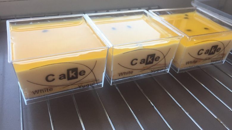 百香果慕斯,<a style='color:red;display:inline-block;' href='/shicai/ 8197'>淡奶油</a>加入<a style='color:red;display:inline-block;' href='/shicai/ 10588'><a style='color:red;display:inline-block;' href='/shicai/ 10588'>糖</a></a>与<a style='color:red;display:inline-block;' href='/shicai/ 903'>朗姆酒</a>打到7成发！能保持纹路的状态！百香果湖分三次加入到打好的<a style='color:red;display:inline-block;' href='/shicai/ 8197'>淡奶油</a>中搅拌均匀！（后期太着急了！忘了照相了！原谅我吧😭）