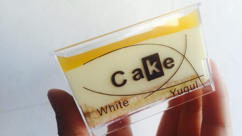 百香果慕斯,底下铺一层蛋糕片！到上百香果慕斯糊！放冰箱冷藏2小时！（我其实没用2小时！只要凝固了就可以拿出来淋镜面了）