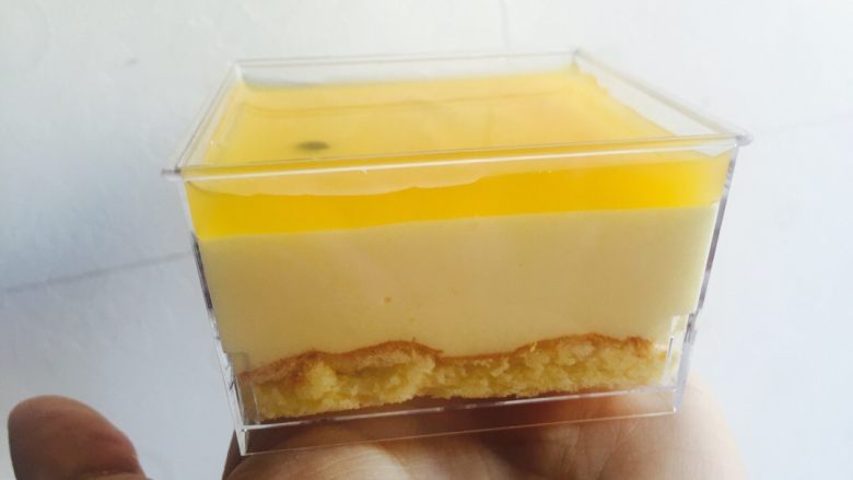 百香果慕斯,真对不起大家！之后没图了！下回做的我在补上图！
镜面做法：30g百香果汁+60g水+30g糖加热到糖融化、降温至50度的时候加入泡软的吉士丁片！搅拌均匀后过滤出泡沫！待凉了以后淋面！在冷藏2小时！