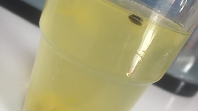 百香果慕斯,过滤出来的百香果籽！我泡了几杯水喝！也非常好喝！