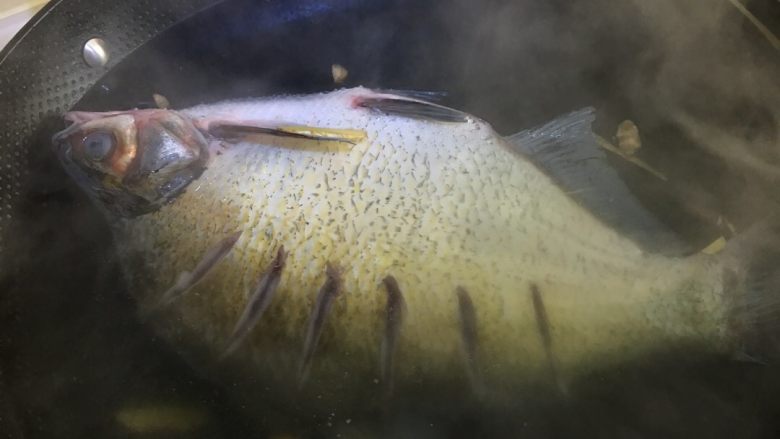 葱油鳊鱼,用一大锅水烧开,放入鱼,等水再次开即可,将鱼取出放盘里。