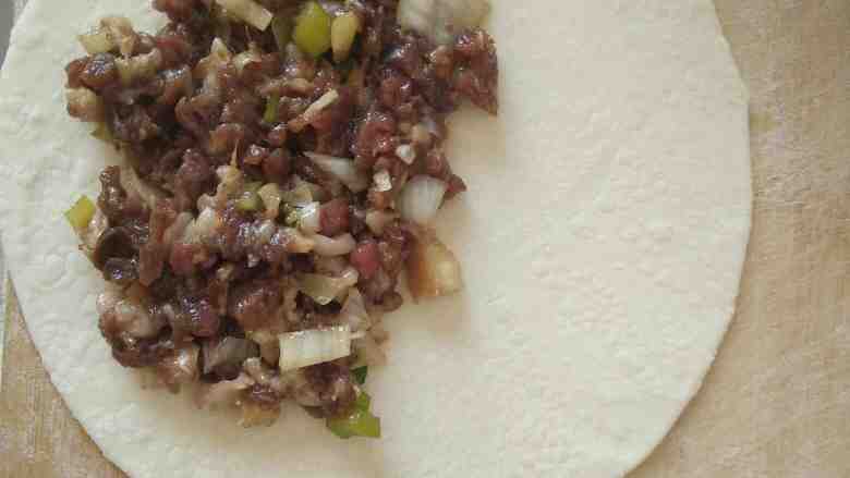 牛肉盒子,用冷水和面面和的稍软些,醒十分钟再揉好,再醒20分钟。然后切成大小相等的面团擀薄,放入适量的肉馅。