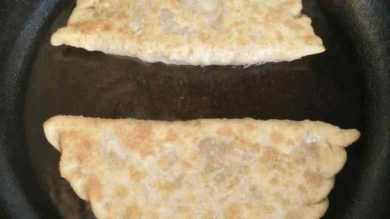 牛肉盒子,平底锅倒入适量油加热,用中火煎,正反翻两次,承金黄色,出锅。