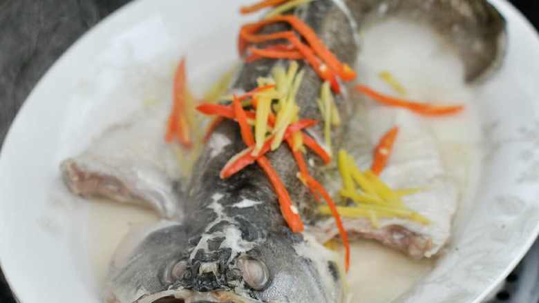 #年夜饭#清蒸鲈鱼,锅中水开后,放入蒸八分钟。