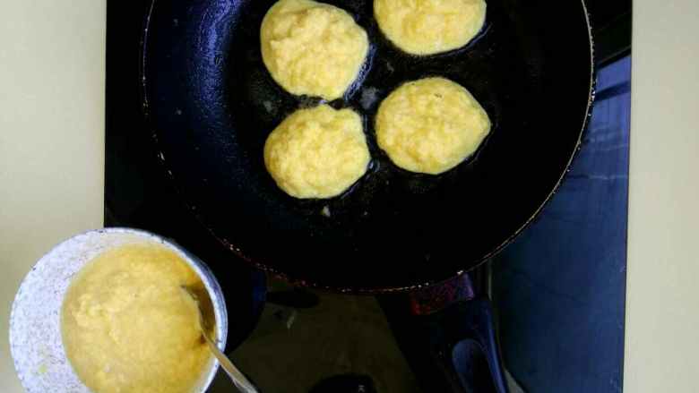 豆渣黄金饼,用勺子盛入锅中,小一点比较好操作,煎好一面再翻个儿。