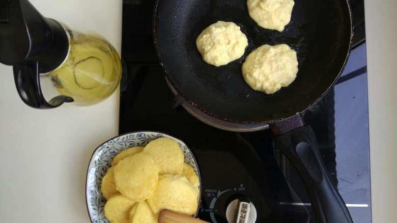 豆渣黄金饼,我比较喜欢用这个工具,俗称“尺子”。因为用的不粘锅,<a style='color:red;display:inline-block;' href='/shicai/ 140122'>玉米油</a>少许就行,吃起来很清爽,不油腻。