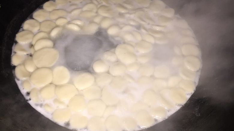 团团圆圆(炒汤圆),糯米粉加水和匀。柔成圆,压扁。锅中加水烧至沸,将丸子放入,至浮起。