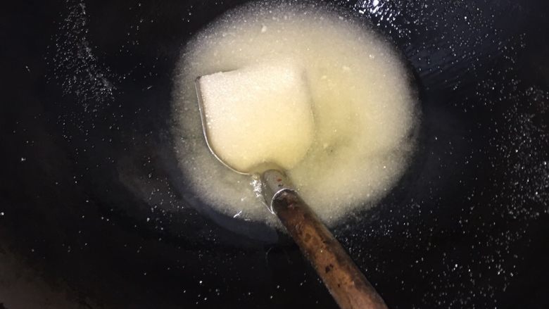 团团圆圆(炒汤圆),油、白糖下锅,(用中火