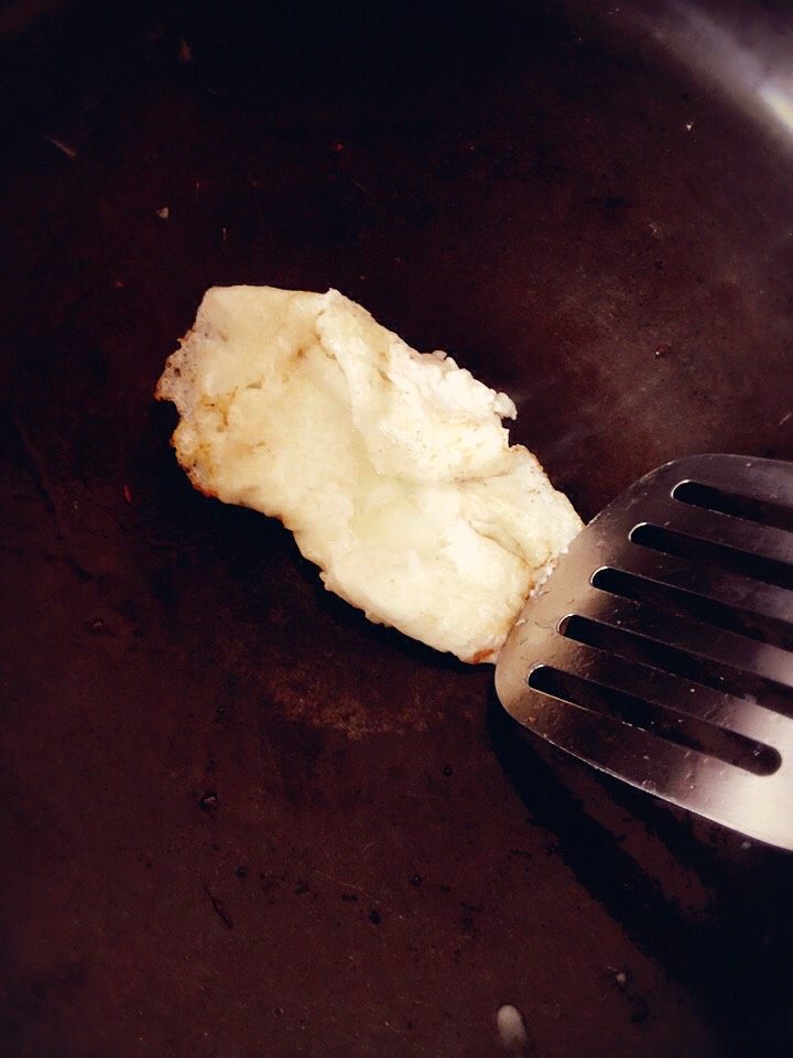 饼干虾肉君,剩的蛋白煎熟,出锅