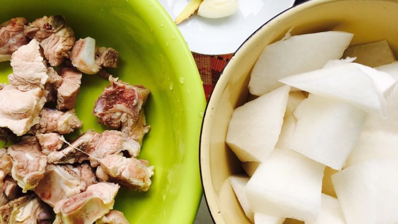 萝卜炖排骨,<a style='color:red;display:inline-block;' href='/shicai/ 434'>排骨</a>在热水里过一下
<a style='color:red;display:inline-block;' href='/shicai/ 24'>萝卜</a>切块
辅料准备好