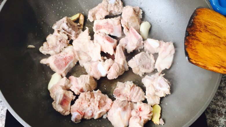 萝卜炖排骨,排骨＋<a style='color:red;display:inline-block;' href='/shicai/ 2795'>蒜头</a>＋<a style='color:red;display:inline-block;' href='/shicai/ 37'>姜</a>放入油中煸炒，加入少量盐和鸡精