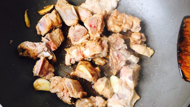 萝卜炖排骨,香味出来后加入<a style='color:red;display:inline-block;' href='/shicai/ 692'>酱油</a>，<a style='color:red;display:inline-block;' href='/shicai/ 718'>料酒</a>煸炒一会儿