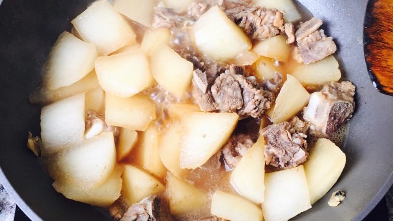 萝卜炖排骨,加入萝卜，炒一会儿，加水，微微满到食材就好，可适量再加点酱油和料酒，小火起炖