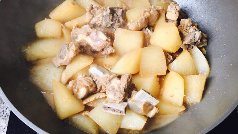 萝卜炖排骨,萝卜炖烂了就可以了。如果喜欢喝汤，可以不用收汁；你也可以开盖大火再煮一会儿收汁，萝卜和排骨会更入味