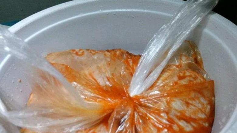奥尔良烤翅,然后加入奥尔良烤翅腌料,放冰箱腌制4到5个小时,最好是提前一晚上腌好,第二天烤,时候久点入味更好!