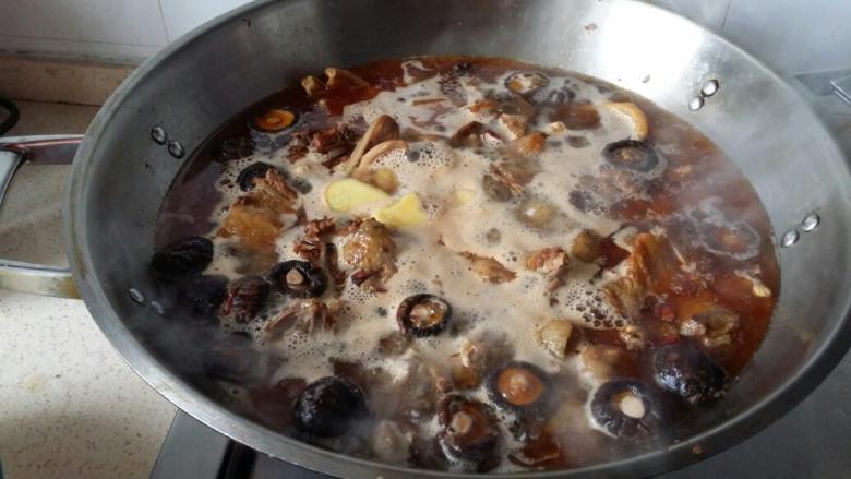 仔姜鸭,鸭子洗净，切块，茶油炸香酥后，加干红辣椒，料酒，香茹，各种香料，加水，至煮熟。