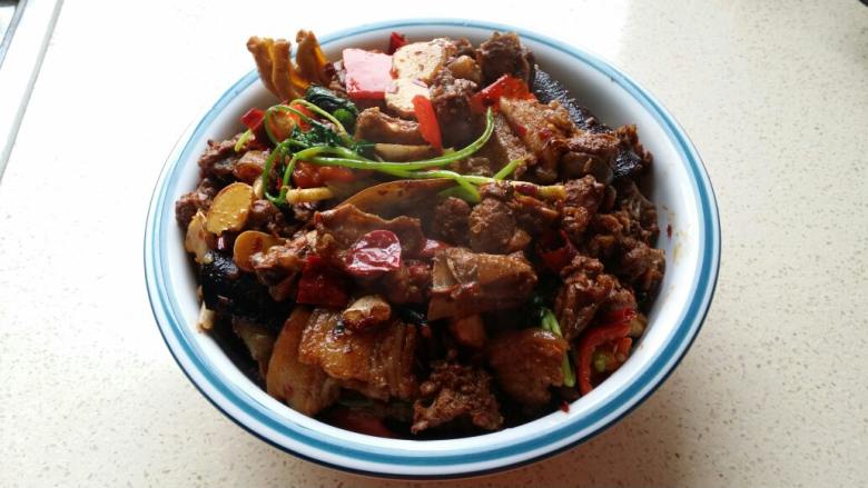 仔姜鸭,还有水份时，加大红椒，香菜卷……调味至色香。