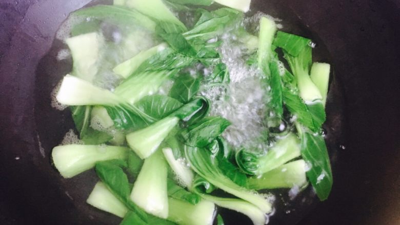 红烧肉,小白菜心开水抄一下摆盘,点缀一下。
