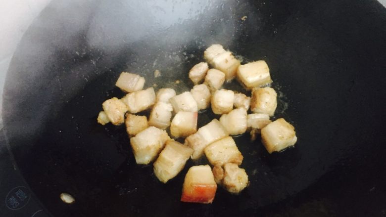 红烧肉,热锅放一点油,然后放入五花肉炒至金黄。