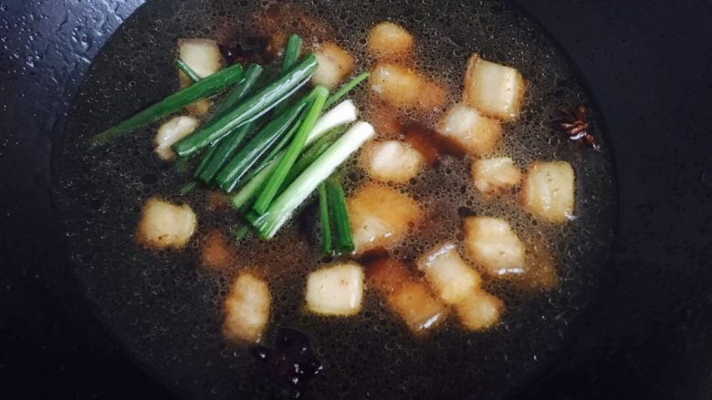 红烧肉,加水水盖过五花肉,放入葱段蒜盐老抽生抽,冰糖。煮”25到30分钟。
