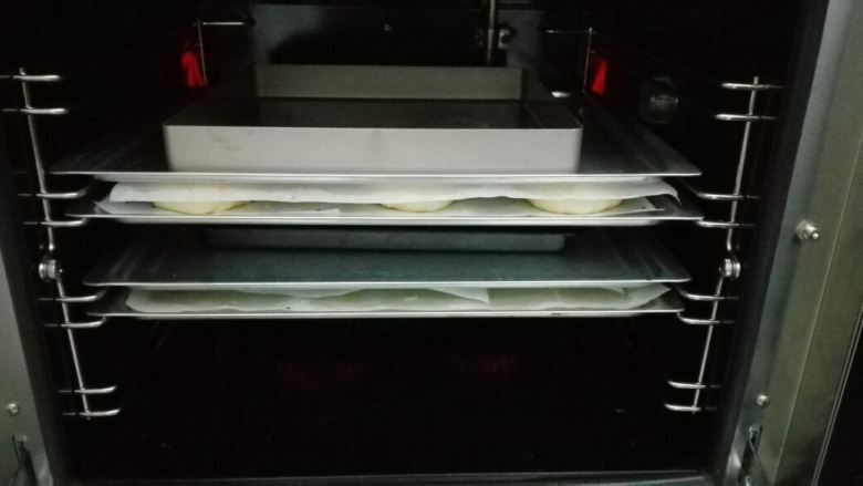 红豆包,烤箱预热150度,连同压着的烤盘一起放入烤箱里,上下火150度30分钟。美味的红豆包就出炉了。热热的吃特别好吃,小心烫嘴。哈哈!