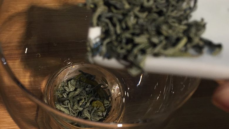 葡萄干绿茶,把洗净葡萄干装杯内在把绿茶倒入,然后用80度左右的热水冲泡