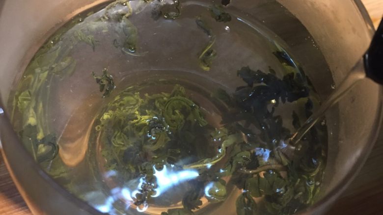 葡萄干绿茶,然后静待10分钟