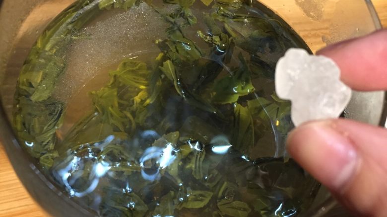 葡萄干绿茶,最后加入冰糖搅拌后就可以喝啦