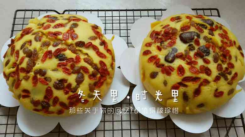 葡萄干玉米面发糕,取一个不锈钢盆铺好油纸,(也可以抹黄油,油纸容易拿出来)把搅拌好的面糊倒入盆里,一般的室温下静置20分钟,让发酵粉充分发酵,然后均匀的撒上<a style='color:red;display:inline-block;' href='/shicai/ 673'>枸杞</a>和剩下的一半葡萄干。凉水上蒸锅,大火蒸45分钟,就可以了。