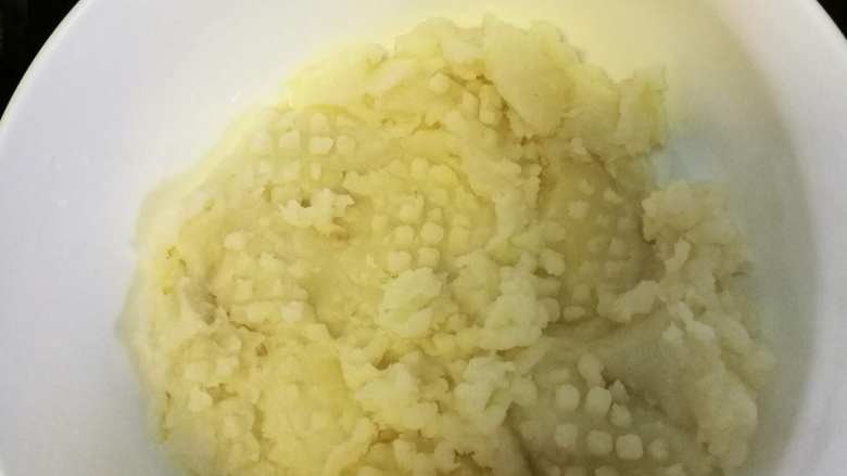 早餐土豆饼,先把土豆蒸熟,捣成泥,放一旁备用。
