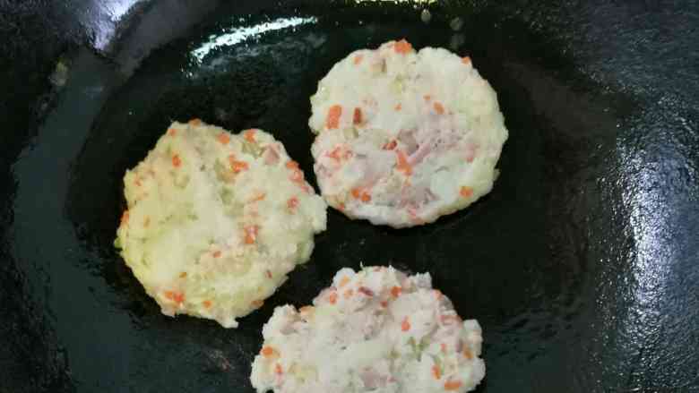 早餐土豆饼,再撒点盐,咸淡根据自己口味来,最后,下锅两面煎下,金黄色方可出锅。方法简单也好吃哦