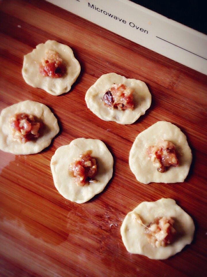 土豆皮炸虾肉球,面团事先揉好,把肉酱和面饼肉成小球球
