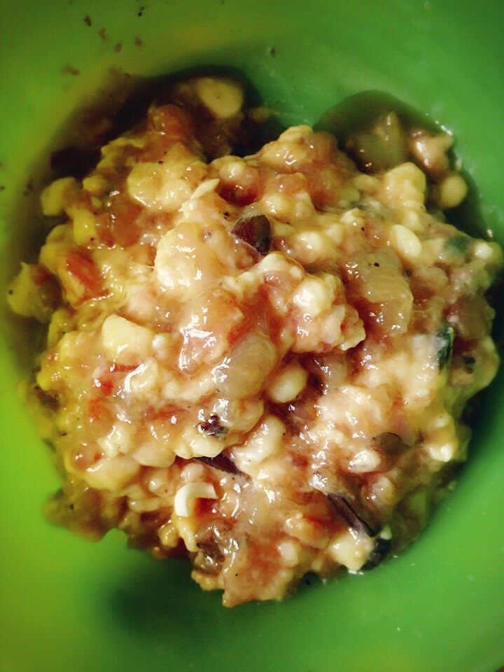 土豆皮炸虾肉球,虾肉切碎,和上肉糜,倒上鸡蛋液,生抽,黑胡椒酱,搅拌,腌制半小时