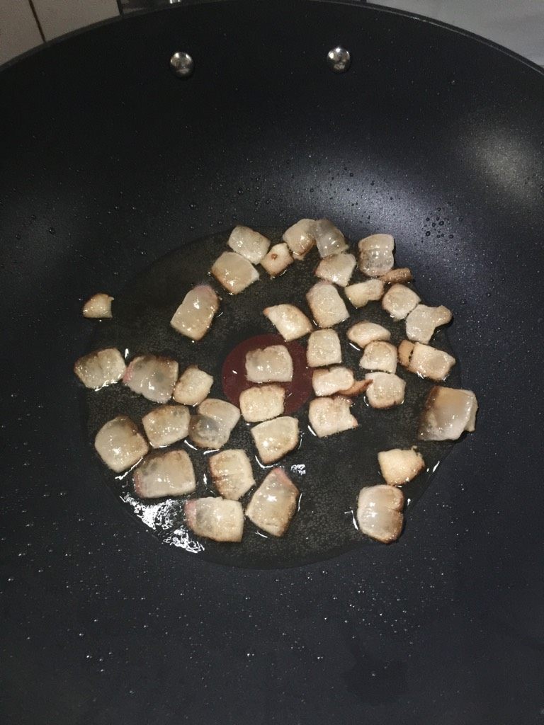 湖南腊肉,油烧热，肥肉先下锅，至3、4分熟