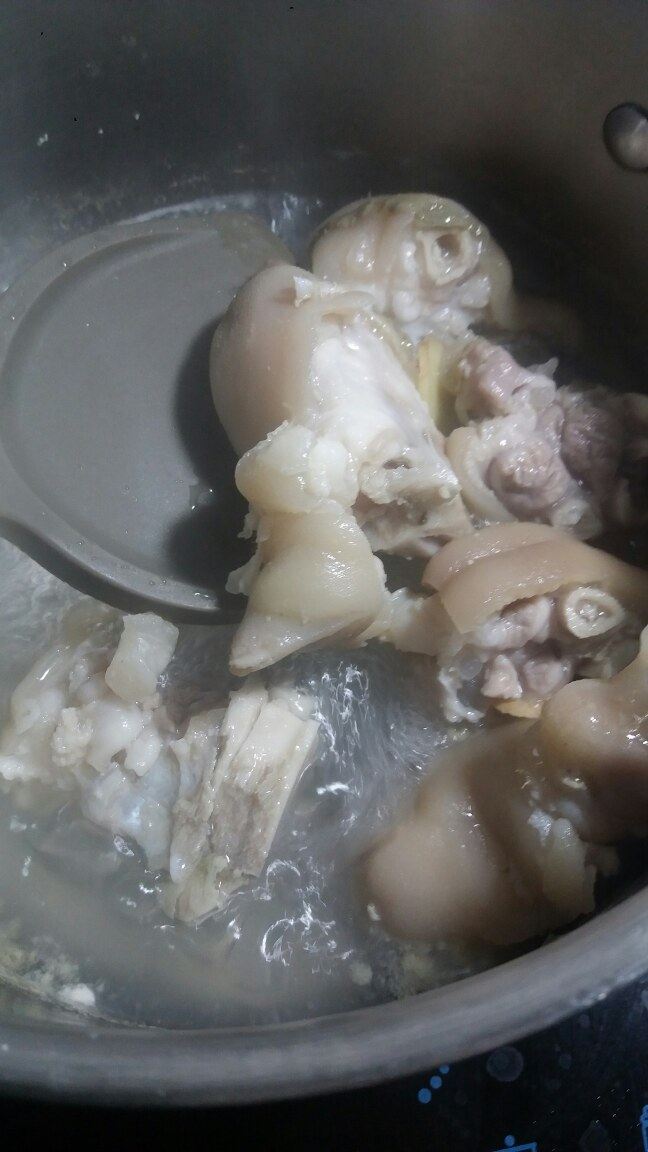 #年夜饭#红烧猪蹄,锅内烧开水,把猪蹄焯一遍捞出。
