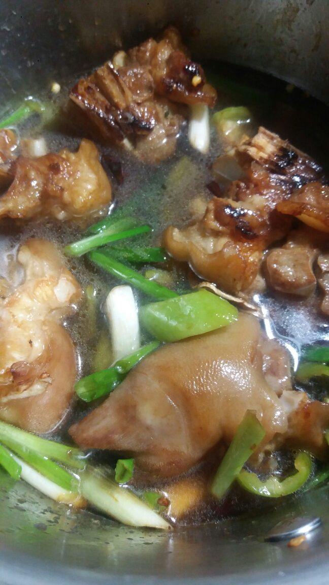 #年夜饭#红烧猪蹄,加入末过猪蹄的水量,开始焖煮一小时。