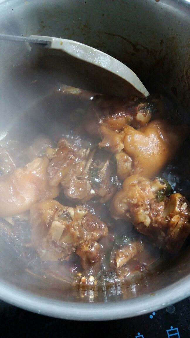 #年夜饭#红烧猪蹄,收汁前加入盐,味精,白糖少量调味即可。