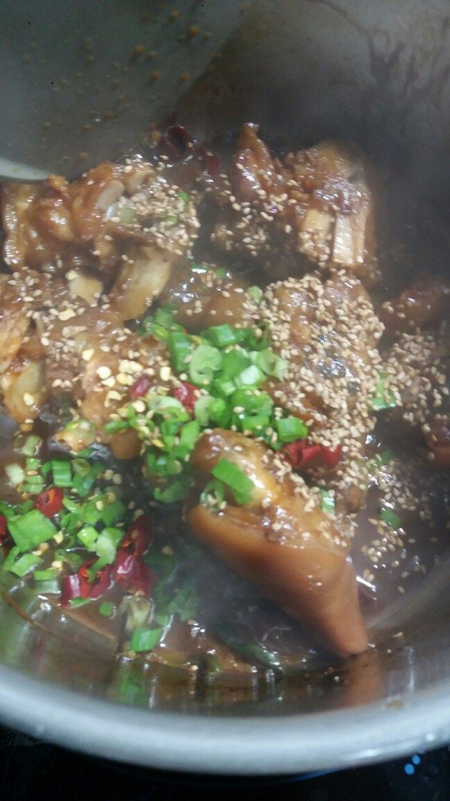 #年夜饭#红烧猪蹄,最后再撒上少许白芝麻,葱末。