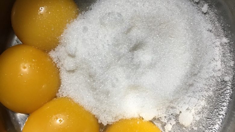 斑马纹戚风蛋糕,蛋黄加细砂糖20克先充分打散,糖融化