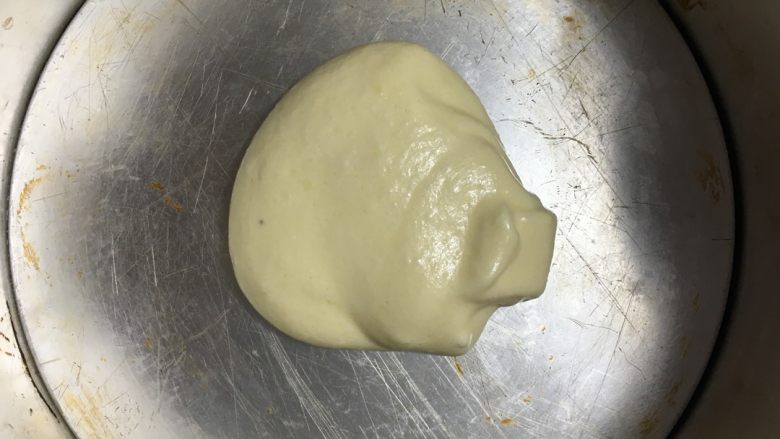 斑马纹戚风蛋糕,拿过8寸的戚风模具,先舀一勺原味蛋白糊在模具中间