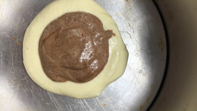 斑马纹戚风蛋糕,再舀一勺可可蛋白糊覆盖在原味上,可可糊要小于原味糊