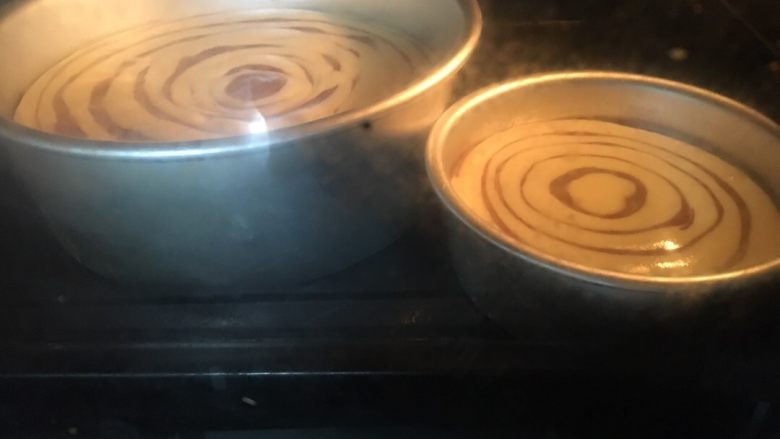 斑马纹戚风蛋糕,烤箱预热150度,烤的时候是120度左右烤50分钟