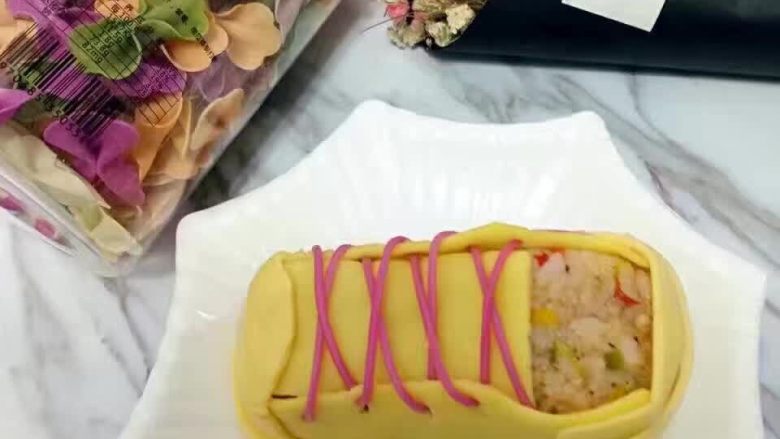 创意辅食之运动鞋版炒饭,用火龙果细面做鞋带,贴上芝士鞋边