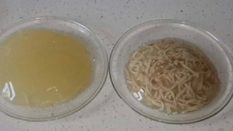 自制皮冻,冷却成型后,如果马上吃就倒扣在盘子或菜板上,切开后装盘;如果暂时不吃,用保鲜膜盖好后冷藏。
