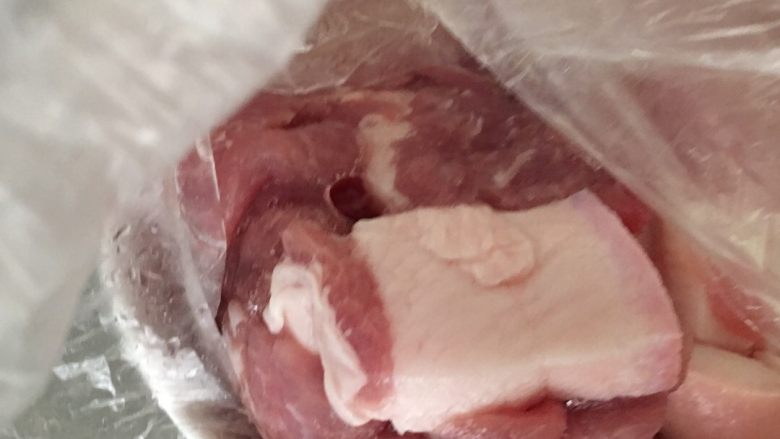 黄金球炖肉,五花肉洗净,过水绰一下