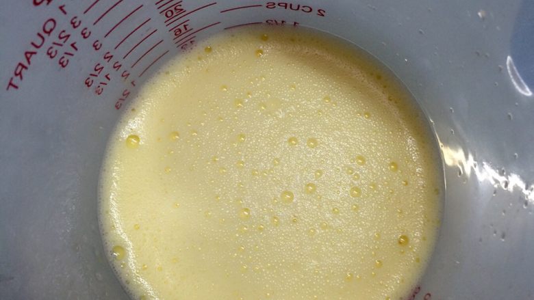 蛋挞,将<a style='color:red;display:inline-block;' href='/shicai/ 869'>白砂糖</a>倒进大量杯，接着倒入牛奶、打<a style='color:red;display:inline-block;' href='/shicai/ 9'>鸡蛋</a>（全蛋），用手打蛋器搅拌均匀，至<a style='color:red;display:inline-block;' href='/shicai/ 869'>白砂糖</a>溶化