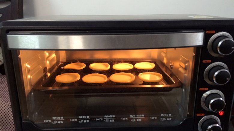 蛋挞,烤箱提前预热十分钟，上下管150度，放入蛋挞，烤15-20分钟，注意火候，不要烤焦了，新鲜美味香脆的蛋挞出炉了。