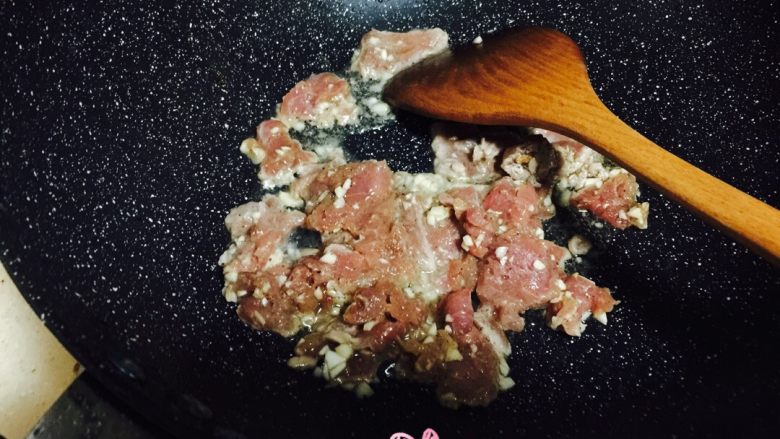 嫩肉盖饭,锅内入油。下入腌制好的肉片儿滑熟